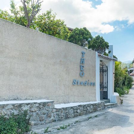 Theo Studios & Apartments Spetses Town Extérieur photo