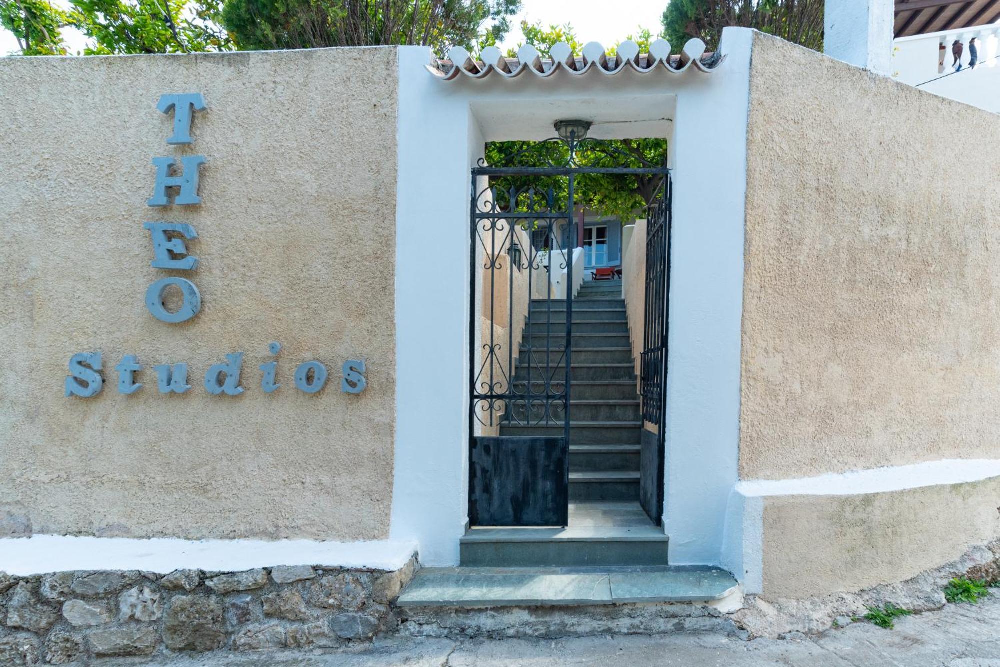 Theo Studios & Apartments Spetses Town Extérieur photo